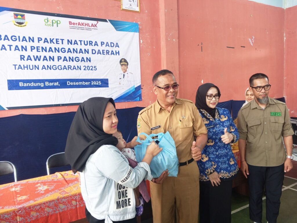 "Wujudkan kepedulian pemerintah , bantuan natura di salurkan ke warga desa tanimulya 17663876508054185196179863189769 1024x768