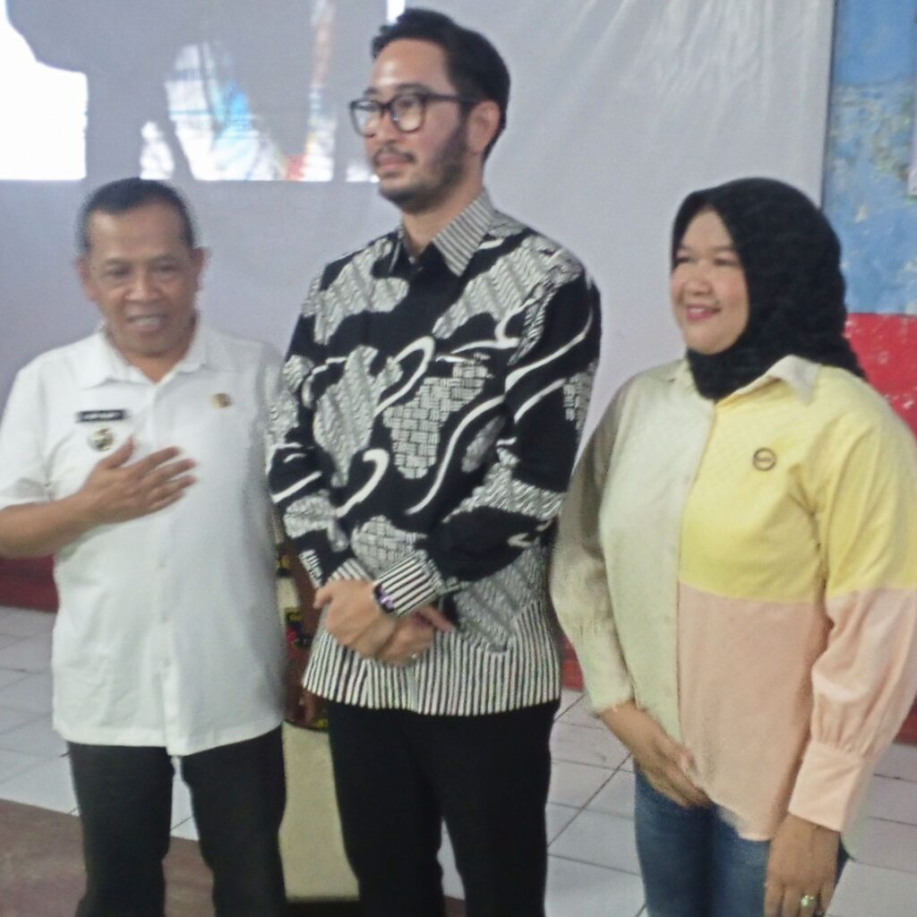 Bupati Jeje Richi Ismail salurkan Bantuan Stimulan rehabilitasi rumah bagi pasca korban bencana Sungai Cimeta desa Nyalindung 17666409234861372500762757876197 1024x1024