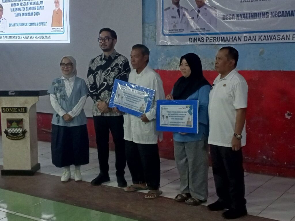 Bupati Jeje Richi Ismail salurkan Bantuan Stimulan rehabilitasi rumah bagi pasca korban bencana Sungai Cimeta desa Nyalindung img 20251225 094304 561887198937420819892.jpg