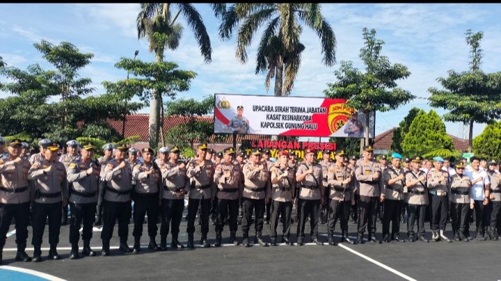 POLRES Cimahi Gelar Pelantikan Sumpah Jabatan dan Pisah Sambut Pejabat Utama Serta Kapolsek Gunung Halu 17676778780438465287856528636282.jpg