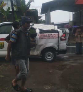 Pohon Tumbang Timpa Ambulance di desa Cijangkar kecamatan Nyalindung Sukabumi,Tidak ada korban jiwa 17690069136408510740561516741830 269x300