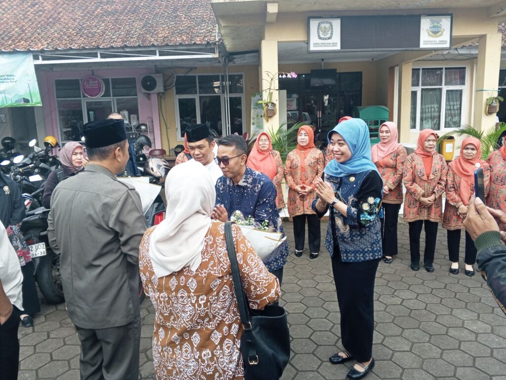 Sertijab Camat Ngamprah Berlangsung Khidmat.Hary Mustika Resmi Pimpin kecamatan 17725733681451199711750673489052 1024x768