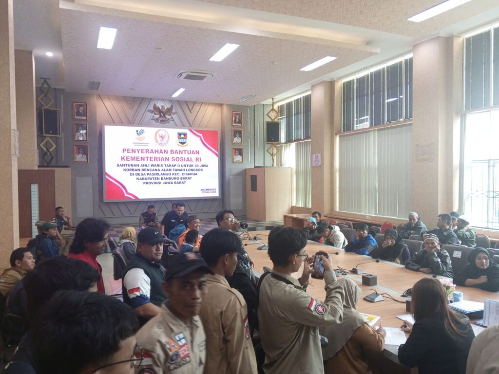 Kemensos RI Salurkan Santunan Tahap ll bagi Ahli waris Korban Longsor Pasirlangu 17725788752666997064404484910424 1024x768