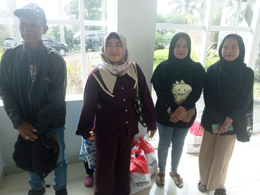 Kemensos RI Salurkan Santunan Tahap ll bagi Ahli waris Korban Longsor Pasirlangu 17725788956427772080358638572854 1024x768
