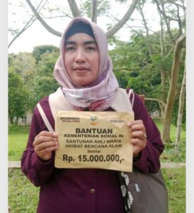 Ibu Ai Neni merupakan salah satu penerima Santunan ahli waris dari Kemensos RI 17725861281144838295561620239071 274x300