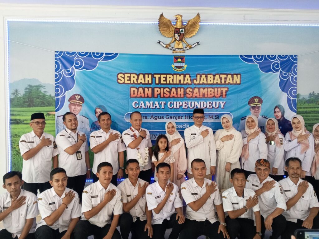 Serah Terima jabatan dan pisah sambut camat Cipeundeuy Drs Agus Ganjar Hidayat.M.S.I Kepada Herry Heryana.S.Sos.M.I.P Berlangsung Khidmat Img 20260304 112833 9012898320014918195221 1024x768
