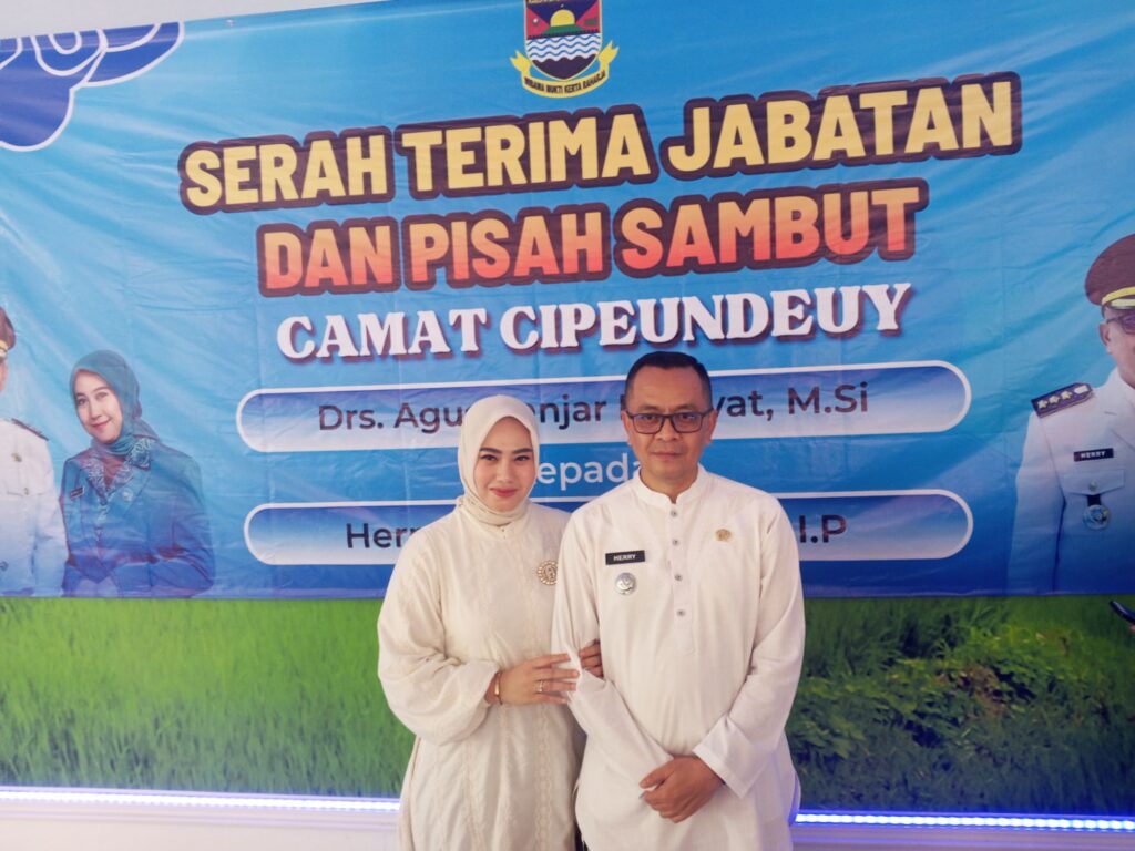 Serah Terima jabatan dan pisah sambut camat Cipeundeuy Drs Agus Ganjar Hidayat.M.S.I Kepada Herry Heryana.S.Sos.M.I.P Berlangsung Khidmat Img 20260304 114225 7242960373346899036426 1024x768